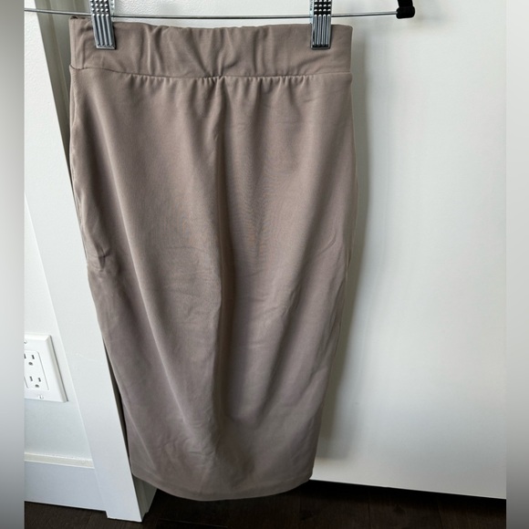 Aritzia Contour Pencil Skirt - Picture 3 of 3